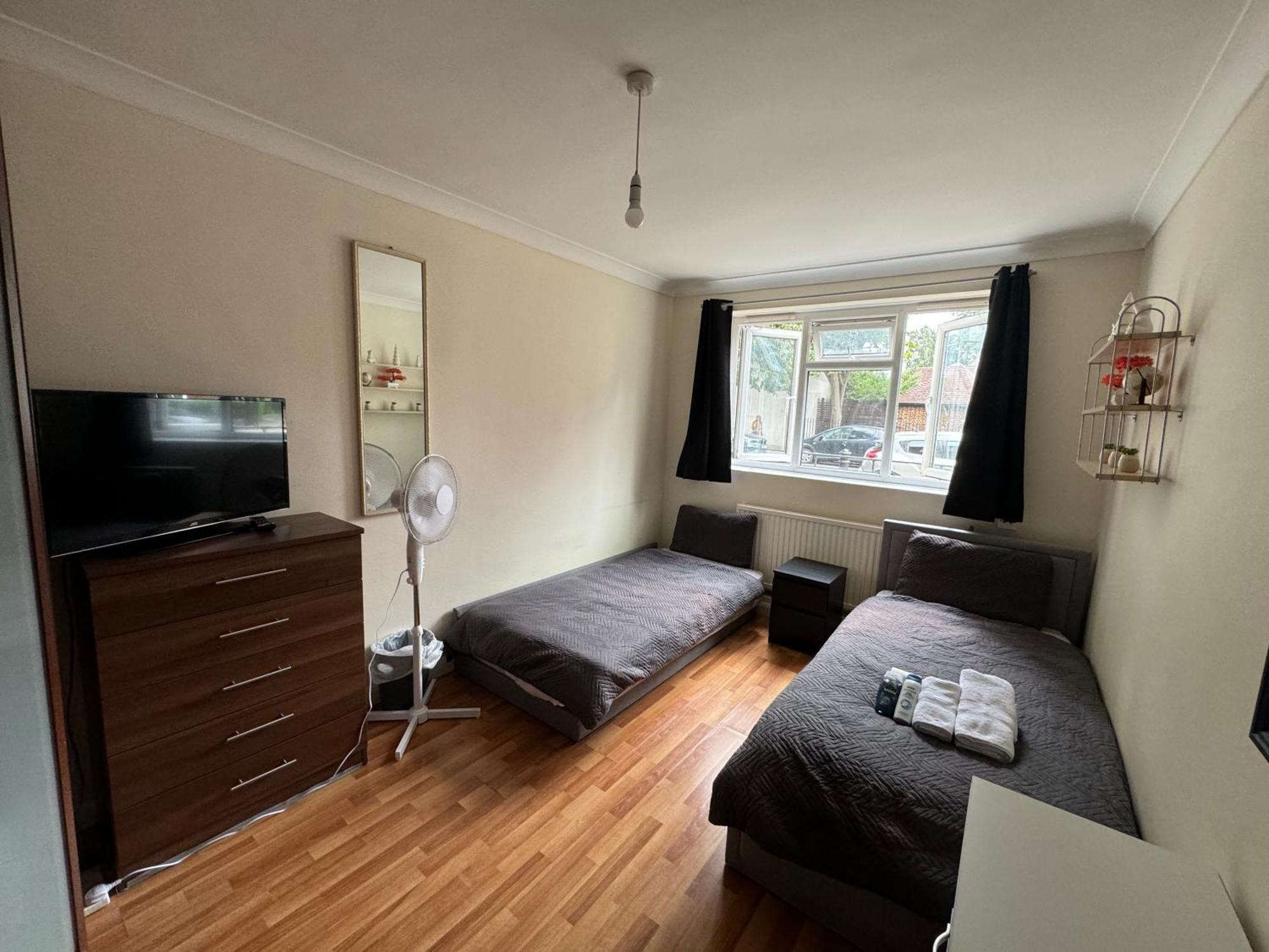 Huge And Affordable 3 Bedroom Flat In Hammersmith For 7 People With Welcome Breakfast 伦敦 外观 照片